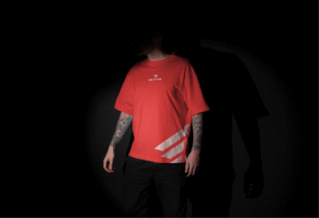 T-shirt personnalisé au design moderne, idéal pour représenter une marque ou un événement
