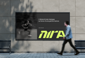 Panneau publicitaire conçu pour promouvoir une marque de sport avec un visuel dynamique et attractif