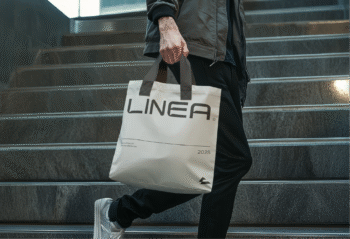 Sac fourre-tout personnalisé conçu avec un design moderne et élégant pour une marque professionnelle