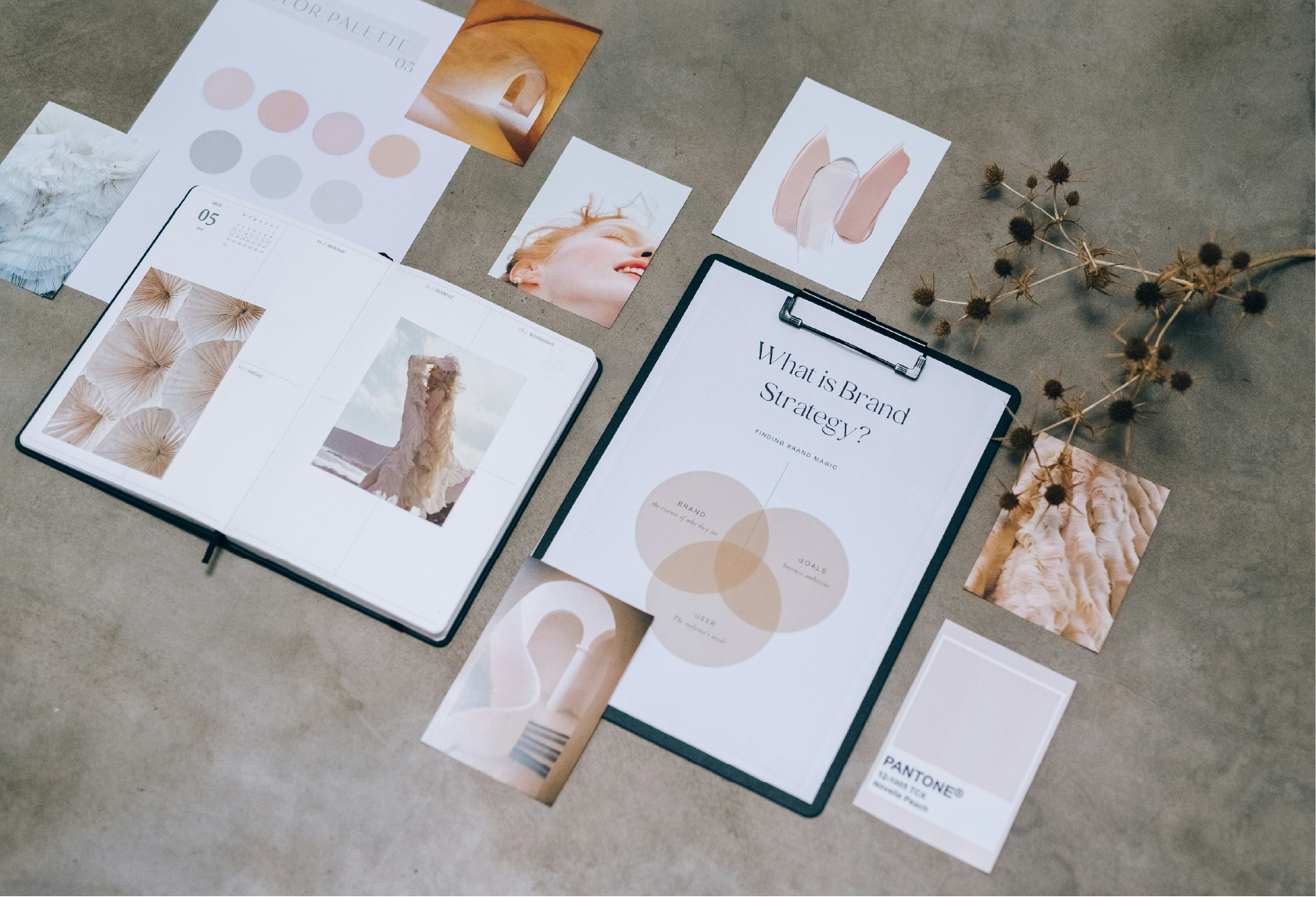 Étapes clés d'une direction artistique moodboard palette typographie