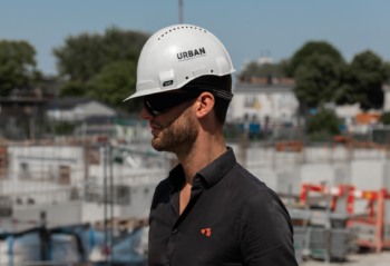 Casque de chantier personnalisé avec identité visuelle entreprise de construction