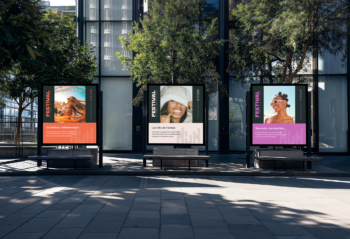 Panneau d'affichage annonçant un programme événementiel avec dates et informations clés