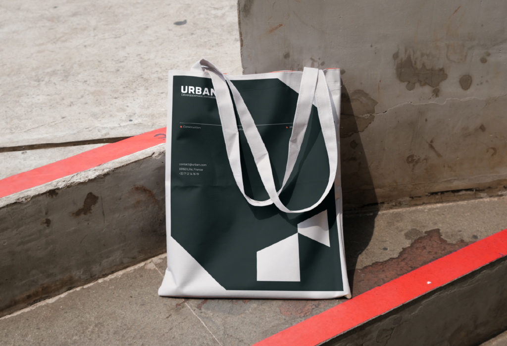 Sac fourre-tout personnalisé aux couleurs d'une entreprise du secteur construction