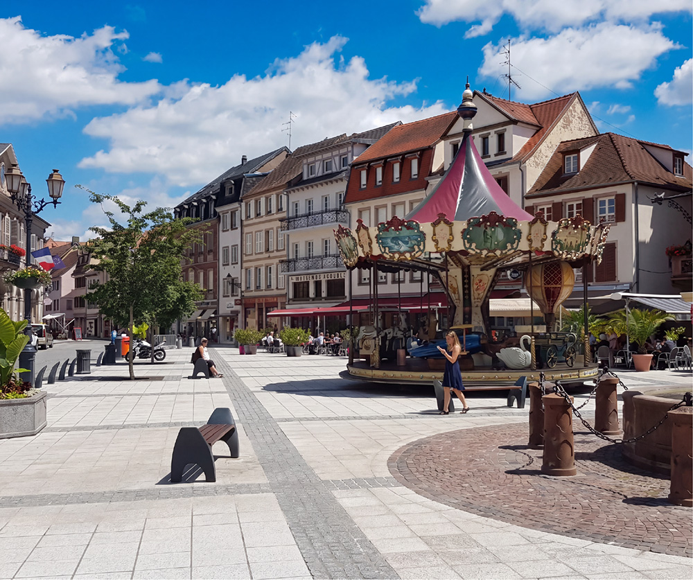 ue sur la place centrale animée de Molsheim avec son manège traditionnel