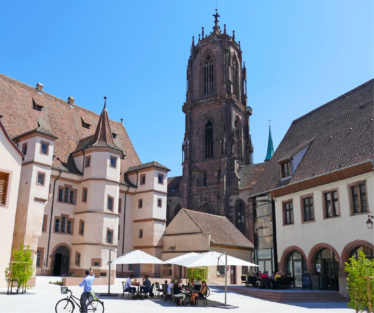 Vue sur la place centrale de Sélestat avec l'église Saint-Georges et ses bâtiments historiques alsaciens
