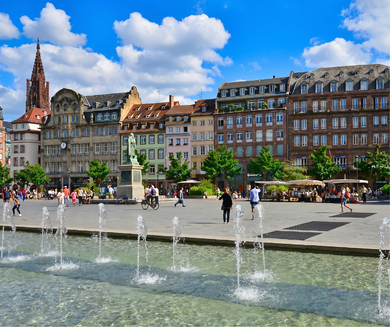 Place Kléber à Strasbourg avec ses fontaines et la Cathédrale en arrière-plan