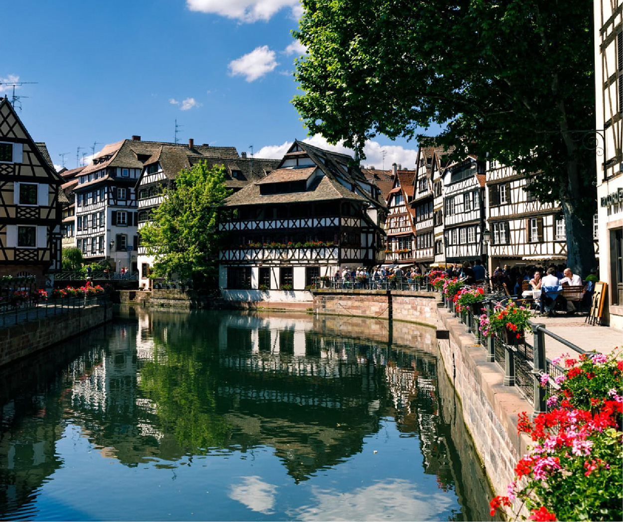 Quartier de la Petite France à Strasbourg, maisons à colombages au bord de l'Ill