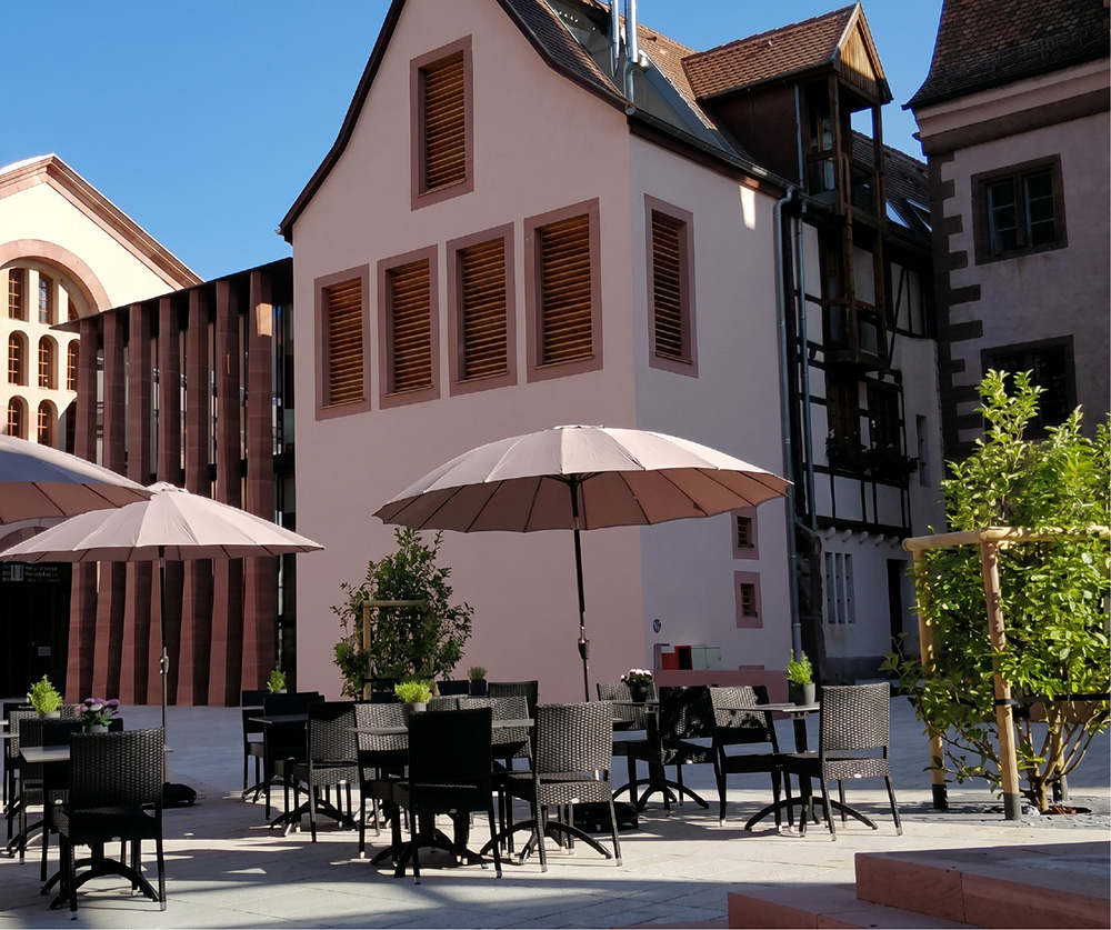 Terrasse et bâtiments mêlant architecture alsacienne et contemporaine à Sélestat