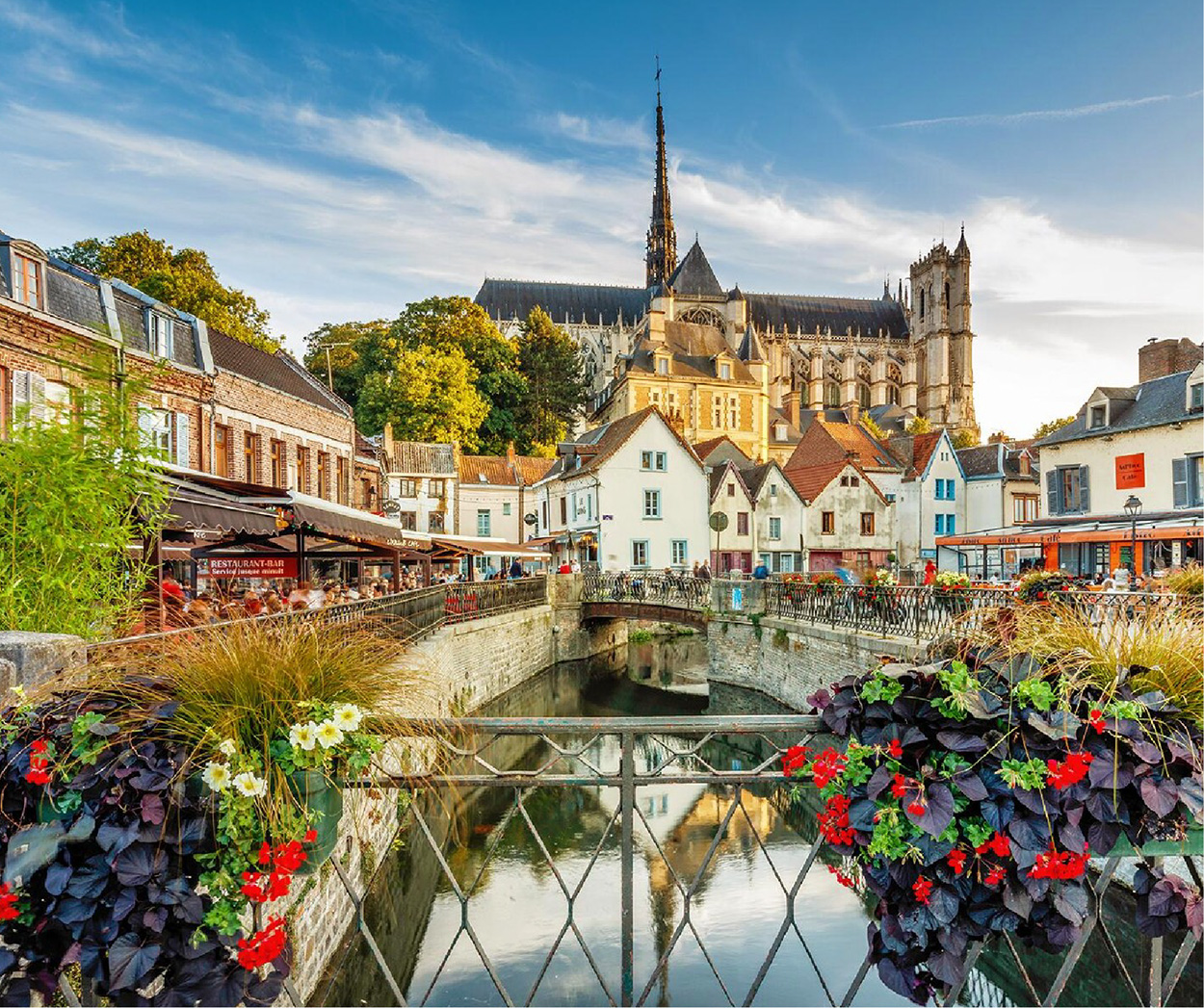Cathédrale Notre-Dame d'Amiens vue depuis les quais fleuris en été