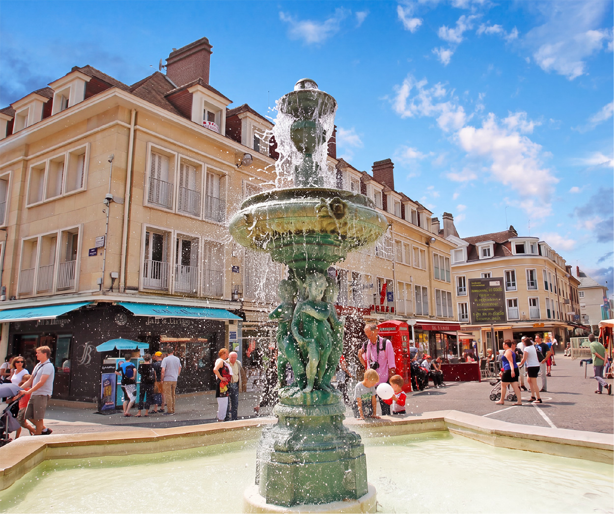 Fontaine ornementale et terrasses animées du centre-ville de Beauvais