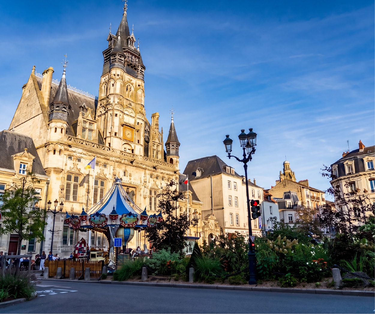 Hôtel de ville gothique de Compiègne et sa place animée en été