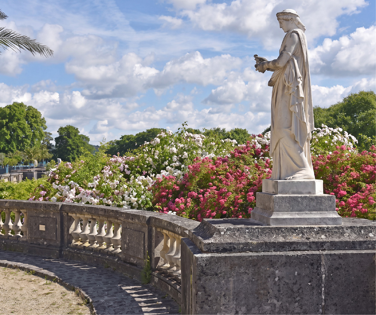 Statue et jardins en fleurs du patrimoine historique de Compiègne en été