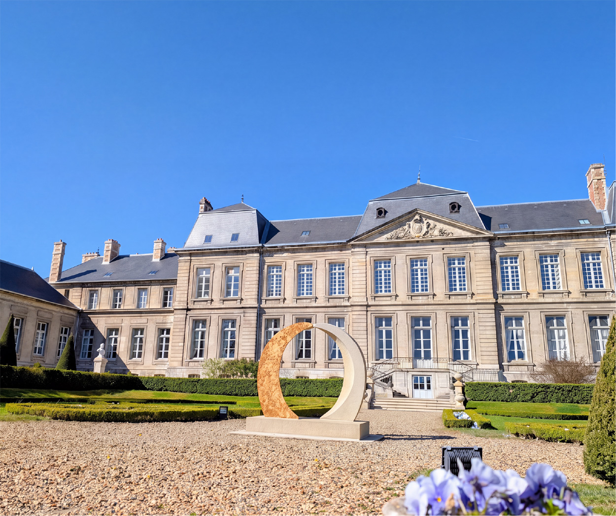 Hôtel de ville de Soissons et ses jardins à la française sous ciel bleu