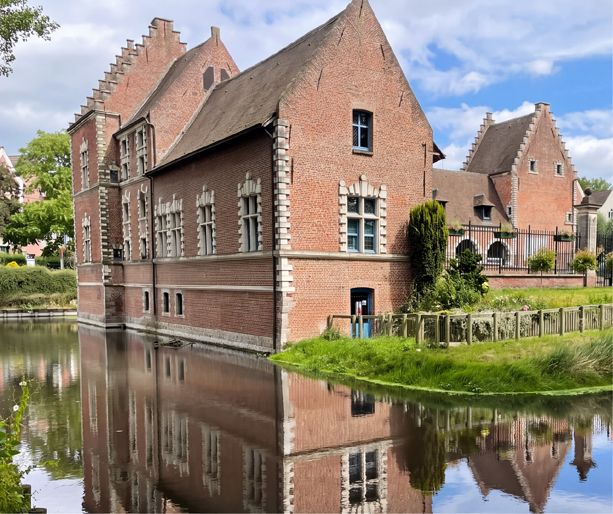 Manoir en briques rouges et ses douves à Villeneuve d'Ascq en Nord