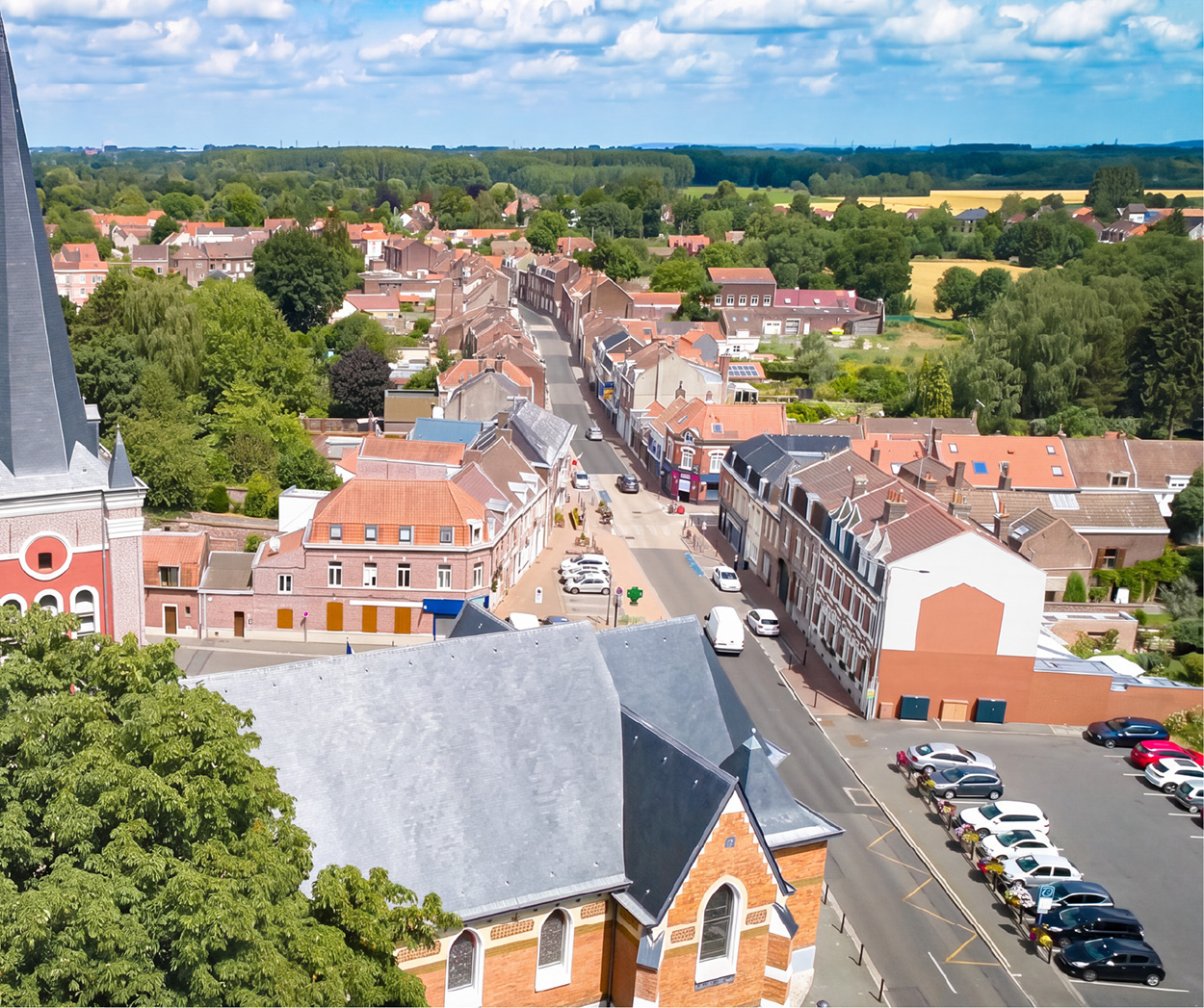Vue aérienne du centre-ville et de l'église de Villeneuve d'Ascq en été